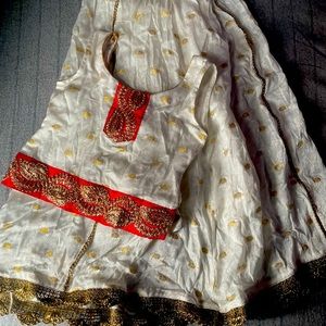 Girls size small maybe 7-8 Beautiful Lehenga set. Gently used .